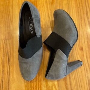 Cordani Made in Italy gray suede heeled booties